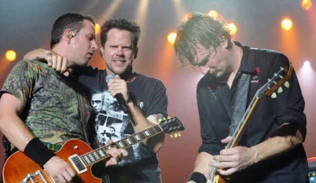 Gary Allan (center) performs at Bama Jam 2009 Gary Allan (center) performs at Bama Jam 2009